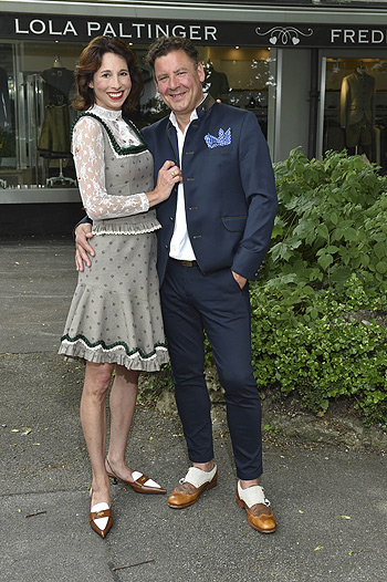 Lola Paltinger, Andreas Meister vor dem neuen Gesch&auml;ft in Rottach Egern am Tegernsee &copy;Foto: BrauerPhotos / Goran Nitschke